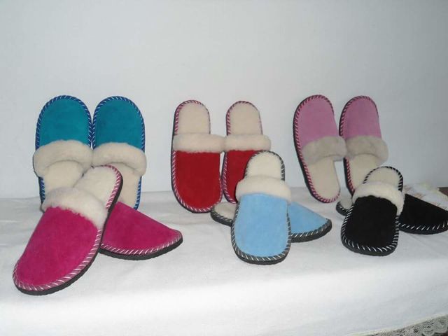 PANTUFLA DE COLORES BORREGO CON TERMINADO EN GAMUSA
